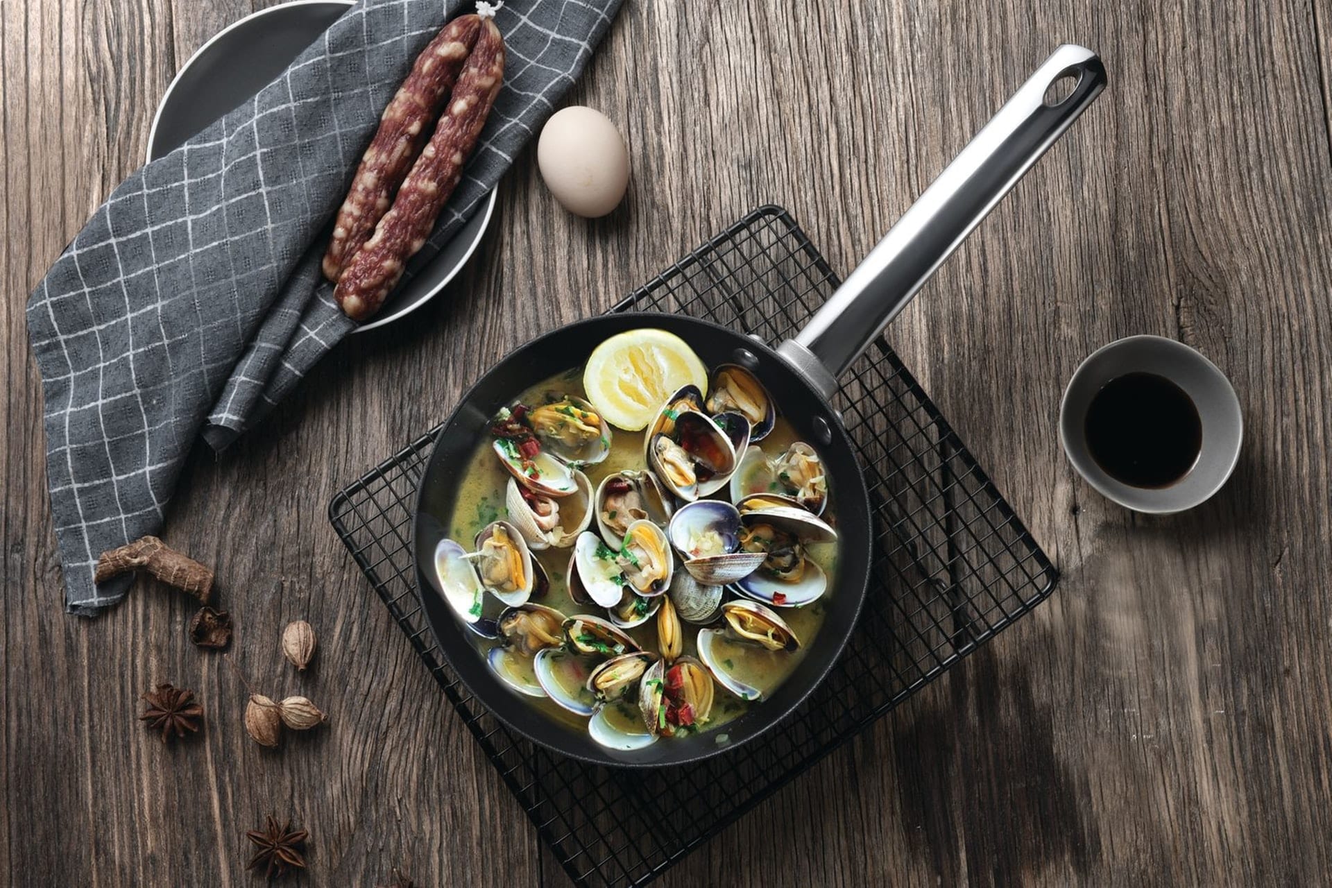 clams in a cast iron